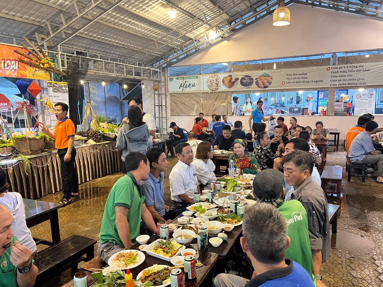 Cơn mưa không làm thực khách nản lòng Cơn mưa không làm thực khách nản lòng