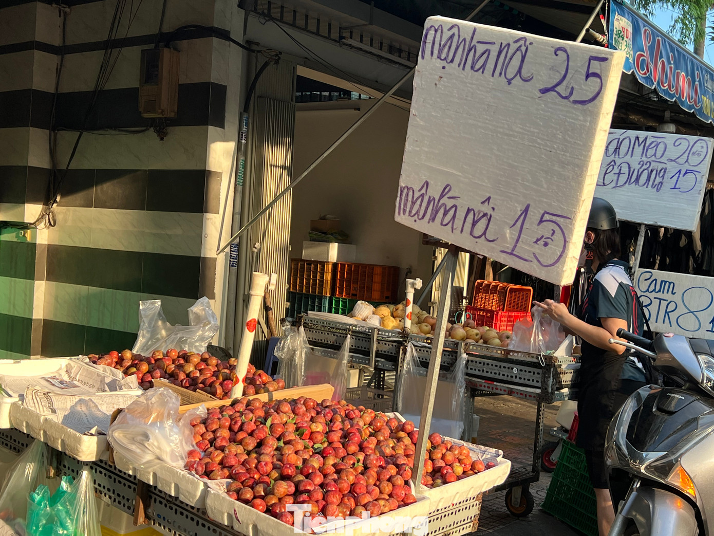 Hàng được phân ra thành hai loại lớn - nhỏ, mới - cũ nên giá bán cũng khác nhau. Dẫu vậy, người bán vẫn khẳng định tất cả đều ngon và chất lượng như nhau. Hàng được phân ra thành hai loại lớn - nhỏ, mới - cũ nên giá bán cũng khác nhau. Dẫu vậy, người bán vẫn khẳng định tất cả đều ngon và chất lượng như nhau.