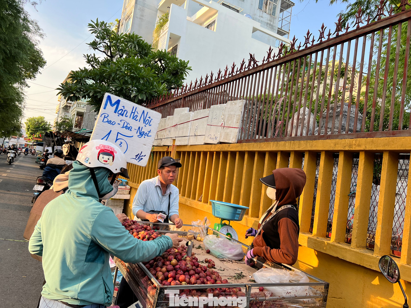 Trong khi đó, nhiều xe đẩy bán trái cây dạo rao bán giá mận hậu chỉ 15.000 đồng/kg. "Giá rẻ vì em "xả hàng" cho hết, chứ mấy hôm trước em bán giá gấp đôi là 30.000 đồng/kg. Đẩy hết hàng để còn lấy hàng mới bán, giữ giá cao hoài chắc... ôm luôn" - người phụ nữ bán mận dí dỏm nói. Tuy nhiên, theo quan sát của PV, mận hậu có giá rẻ do trái nhỏ, héo, nhiều quả xanh và chua... Trong khi đó, nhiều xe đẩy bán trái cây dạo rao bán giá mận hậu chỉ 15.000 đồng/kg. "Giá rẻ vì em "xả hàng" cho hết, chứ mấy hôm trước em bán giá gấp đôi là 30.000 đồng/kg. Đẩy hết hàng để còn lấy hàng mới bán, giữ giá cao hoài chắc... ôm luôn" - người phụ nữ bán mận dí dỏm nói. Tuy nhiên, theo quan sát của PV, mận hậu có giá rẻ do trái nhỏ, héo, nhiều quả xanh và chua...