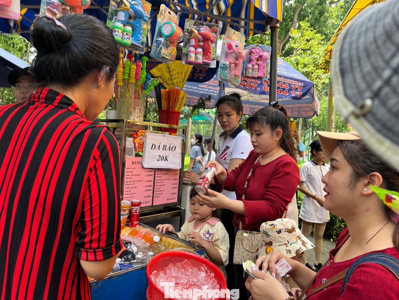 Trưa nắng, khu vực ẩm thực đắt khách. Giá các món ăn, thức uống ở đây khá rẻ, từ 20.000 - 45.000 đồng/món.