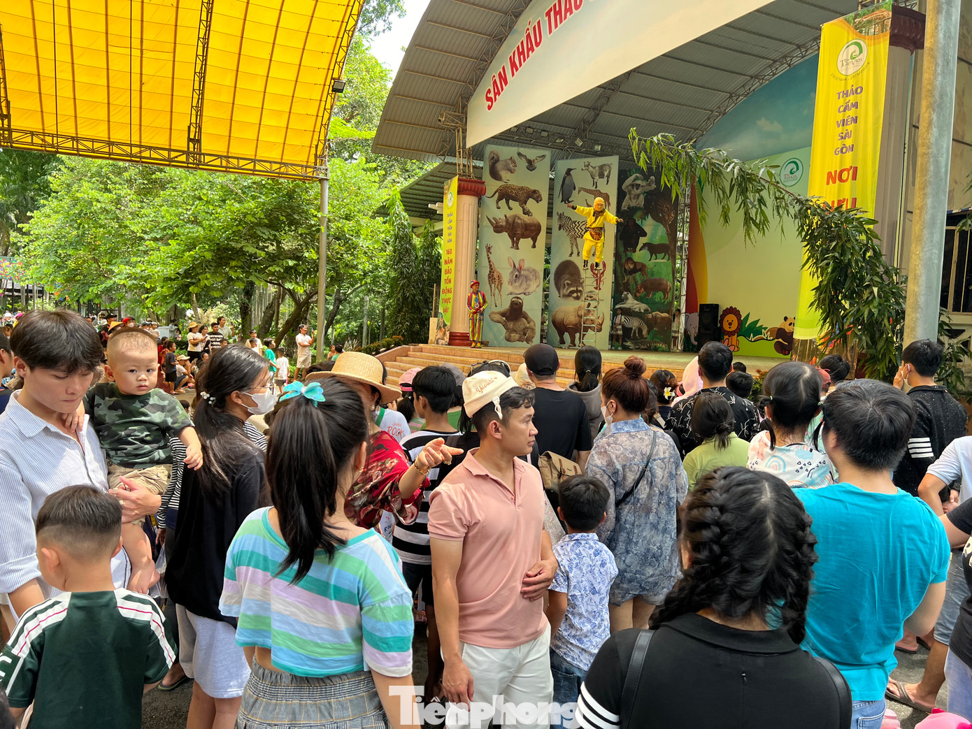 Khu vực biểu diễn văn nghệ miễn phí hút khách.