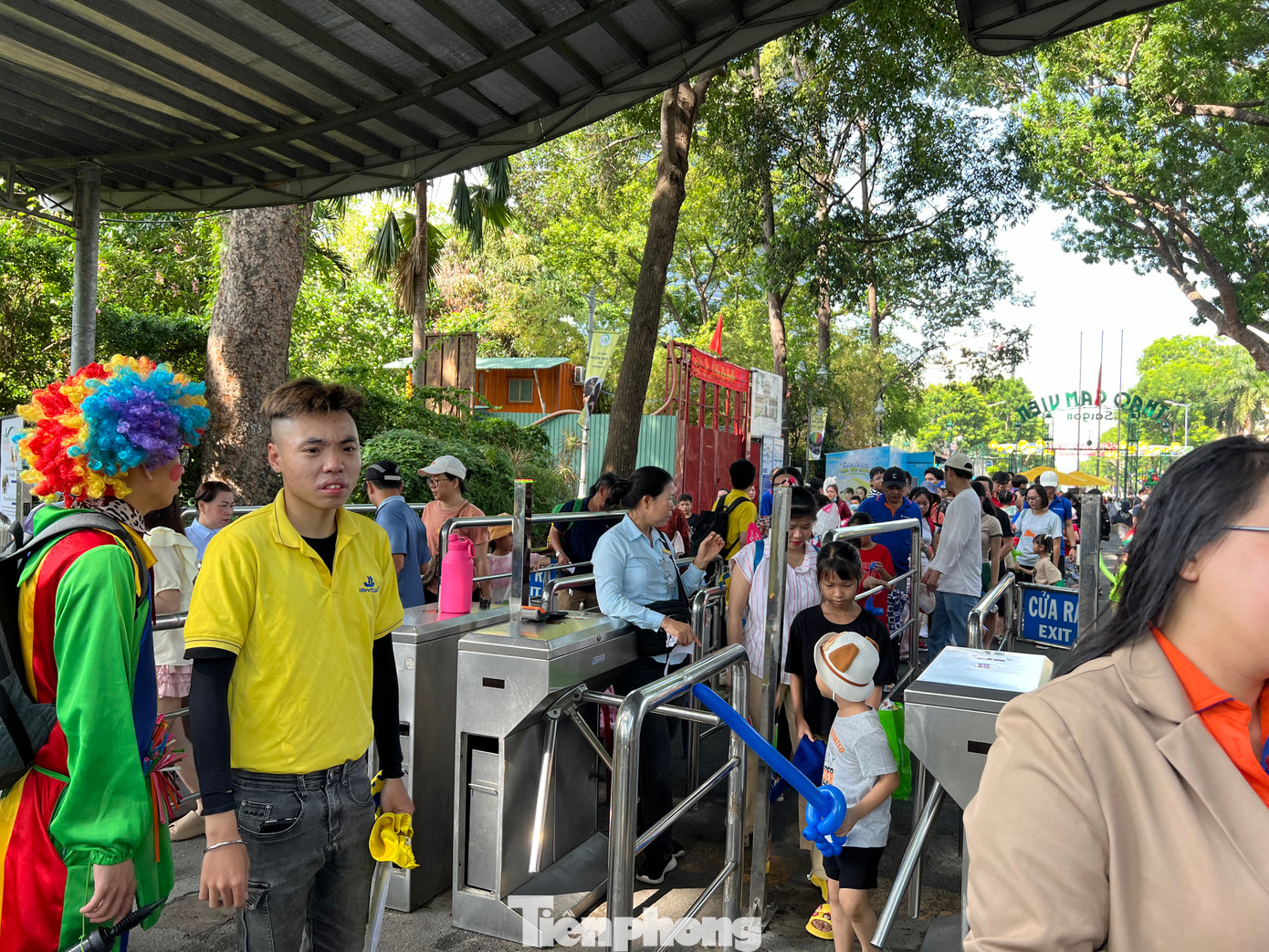 Tết Thiếu nhi 1/6 rơi vào ngày cuối tuần nên trẻ em được cha mẹ đưa đến Thảo Cầm Viên Sài Gòn vui chơi. Ngay từ sáng sớm, khu vực ra vào đã đông nghịt khách xếp hàng chờ mua vé và vào cổng.