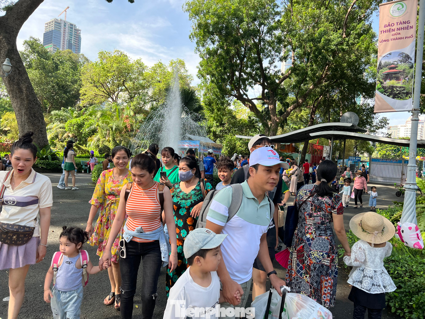 Đúng dịp Tết thiếu nhi nên Thảo Cầm Viên miễn phí vé cho trẻ em từ 1m3 trở xuống nên nơi đây trở thành &quot;điểm hẹn&quot; của các gia đình.