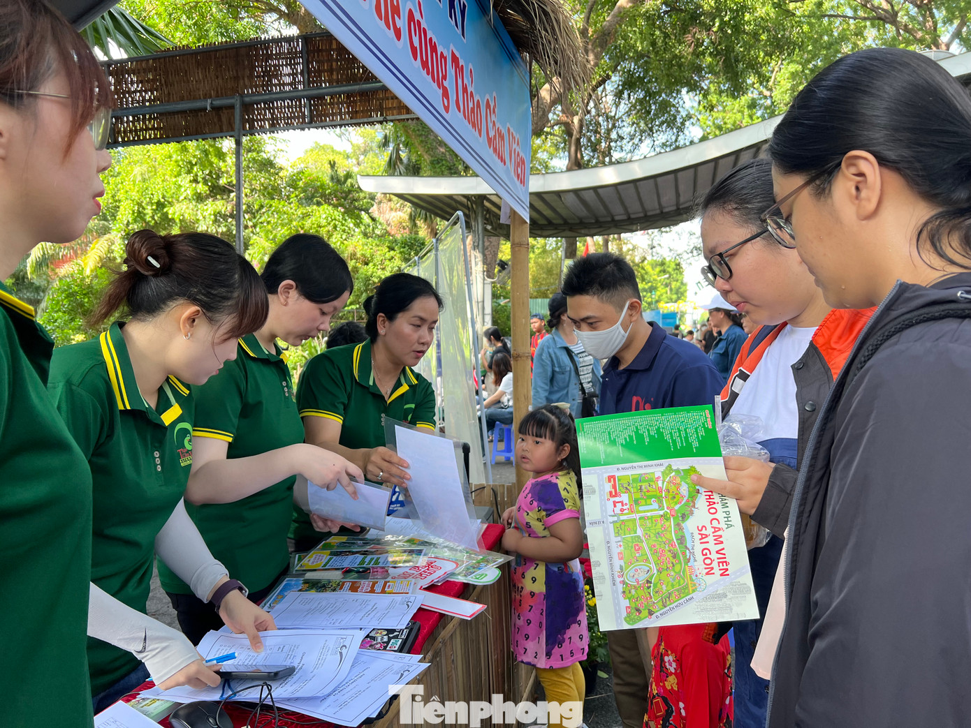 Ngay từ cổng vào, nhân viên Thảo Cầm Viên bày sẵn gian hàng hỗ trợ du khách. Năm nay, vườn thú mở các tour trọn gói khám phá Thảo Cầm Viên dành cho các em với nhiều hoạt động thú vị như tắm cho cụ rùa, tập làm bác sĩ thú y nhí, trải nghiệm trồng rau, nuôi sâu bướm, tìm và lắp ráp mẫu xương động vật trong bãi khảo cổ...