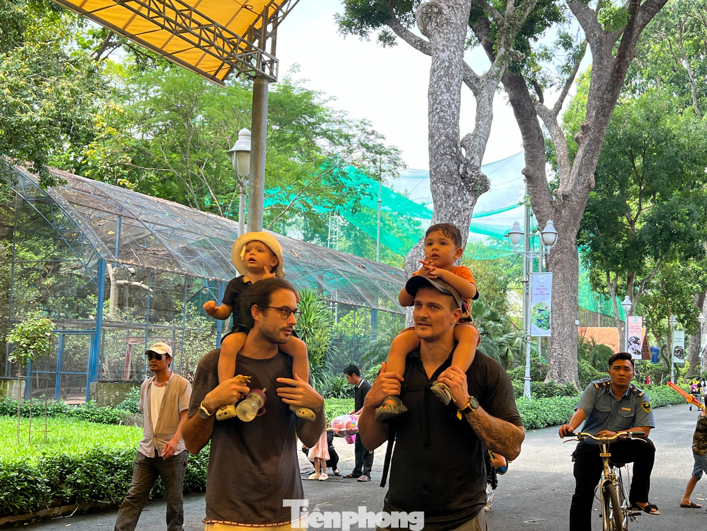 Du khách nước ngoài cũng đưa trẻ em đến Thảo Cầm Viên vui chơi dịp Tết thiếu nhi