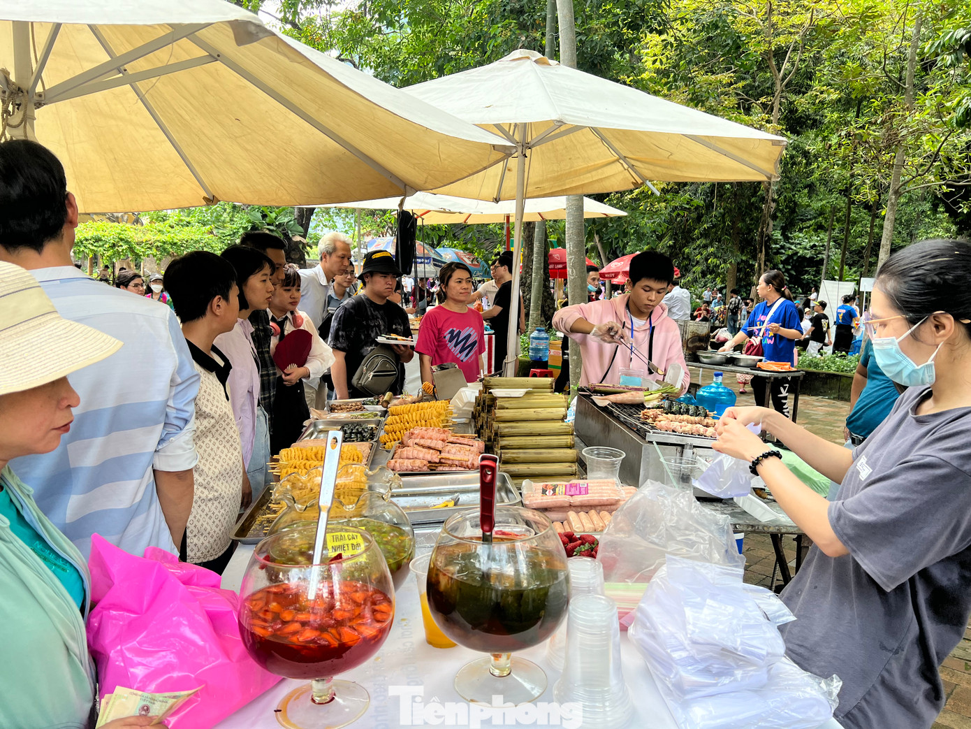 Cơm lam, thịt nướng, trà dâu... đắt khách.