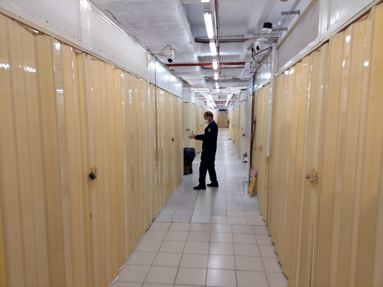 Loạt ki-ốt ở Saigon Square "sập cửa" né kiểm tra.