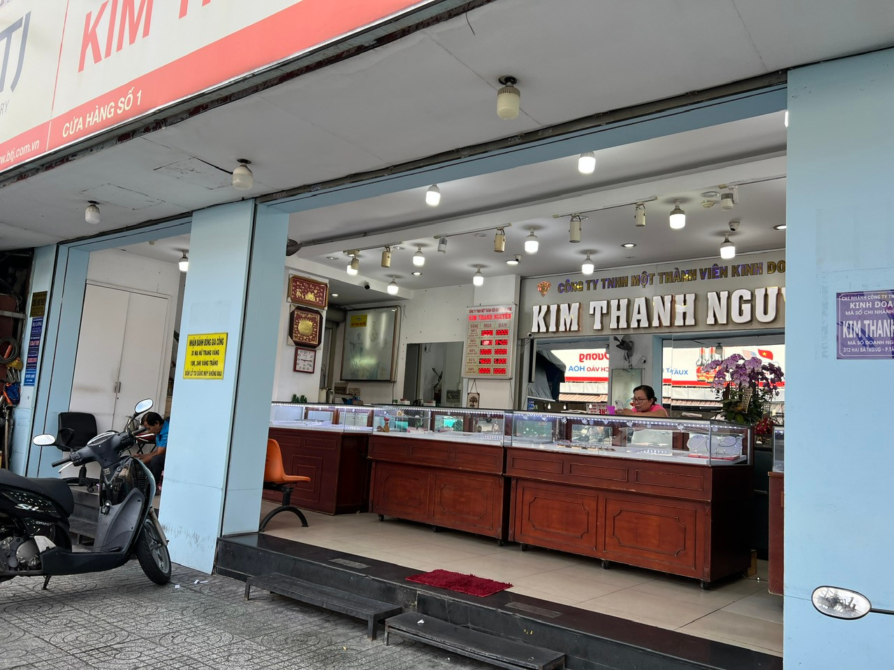 Nhiều tiệm còn không có vàng trưng bày trong quầy kệ.