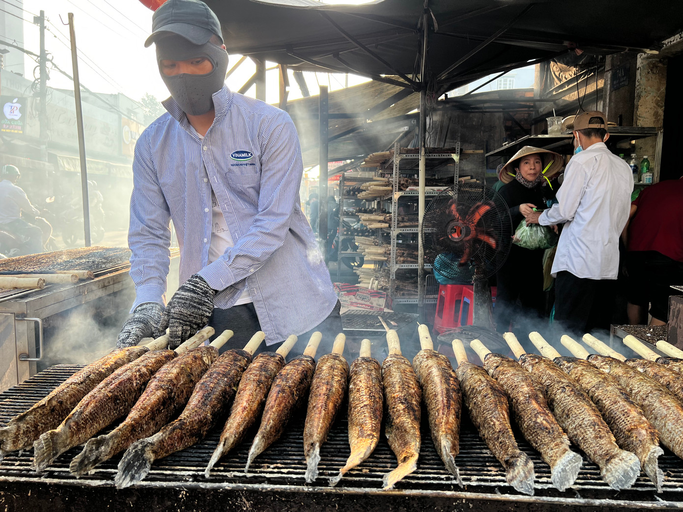 Nhân viên liên tục đưa cá lóc lên lò than trong chiều mùng 9 tháng Giêng Nhân viên liên tục đưa cá lóc lên lò than trong chiều mùng 9 tháng Giêng