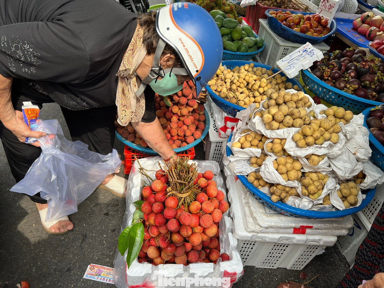 Những chùm vải thiều có màu đỏ tươi, đẹp mắt có giá cao hơn, từ 100.000 - 120.000 đồng/kg