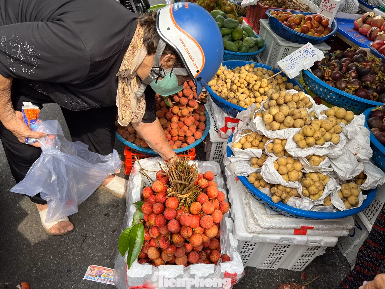 Những chùm vải thiều có màu đỏ tươi, đẹp mắt có giá cao hơn, từ 100.000 - 120.000 đồng/kg