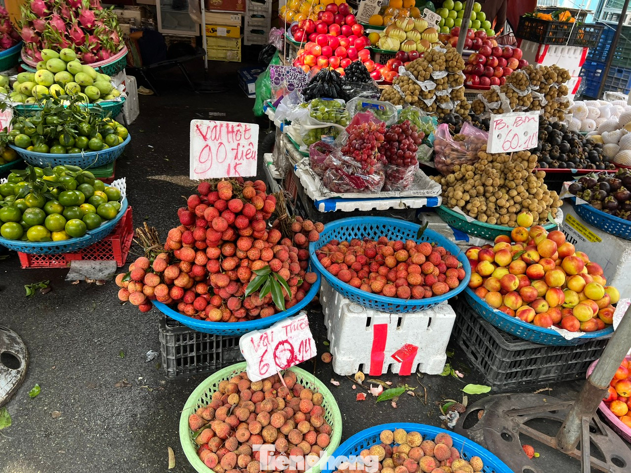 Vải thiều được bày bán tại nhiều chợ lẻ ở TPHCM với giá 90.000 đồng/kg nhưng đa số hàng không ngon, nhìn không bắt mắt.