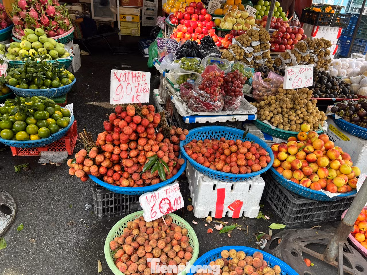 Vải thiều được bày bán tại nhiều chợ lẻ ở TPHCM với giá 90.000 đồng/kg nhưng đa số hàng không ngon, nhìn không bắt mắt.