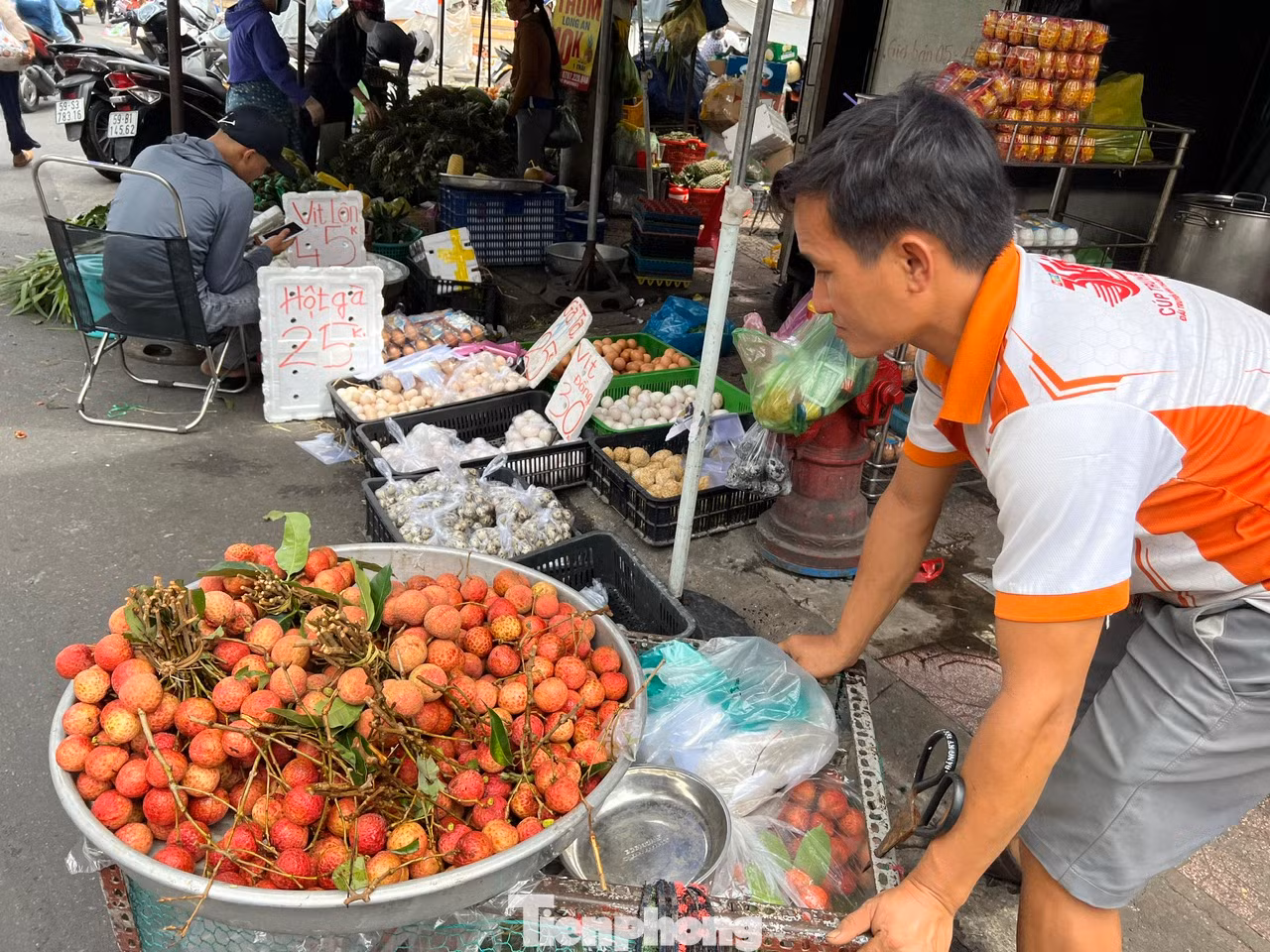 Vải thiều hàng dạt, hàng cũ có giá mềm hơn đôi chút, khoảng 60.000 - 70.000 đồng, vẫn cao gấp đôi so với cùng kỳ năm ngoái