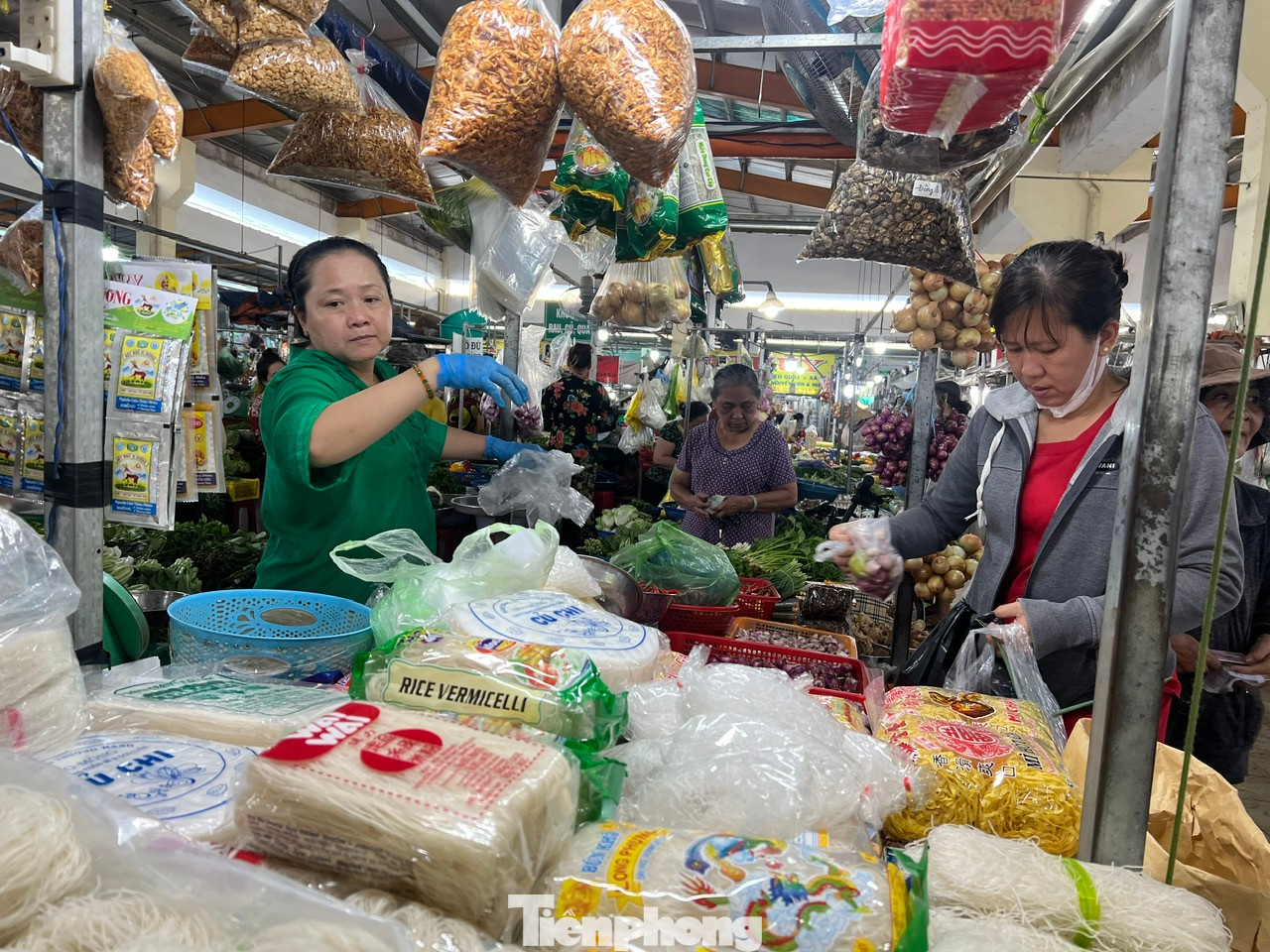 Các loại bún, miến, thực phẩm khô vẫn giữ ổn định giá.