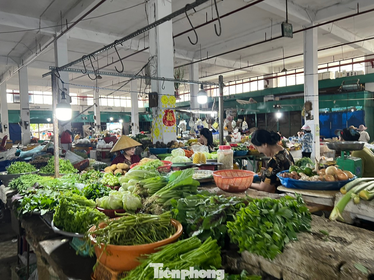 Xà lách, ớt, bầu bí... tại chợ lẻ ở TPHCM đều tăng giá từ 5.000 - 10.000 đồng/kg trong những ngày gần đây.