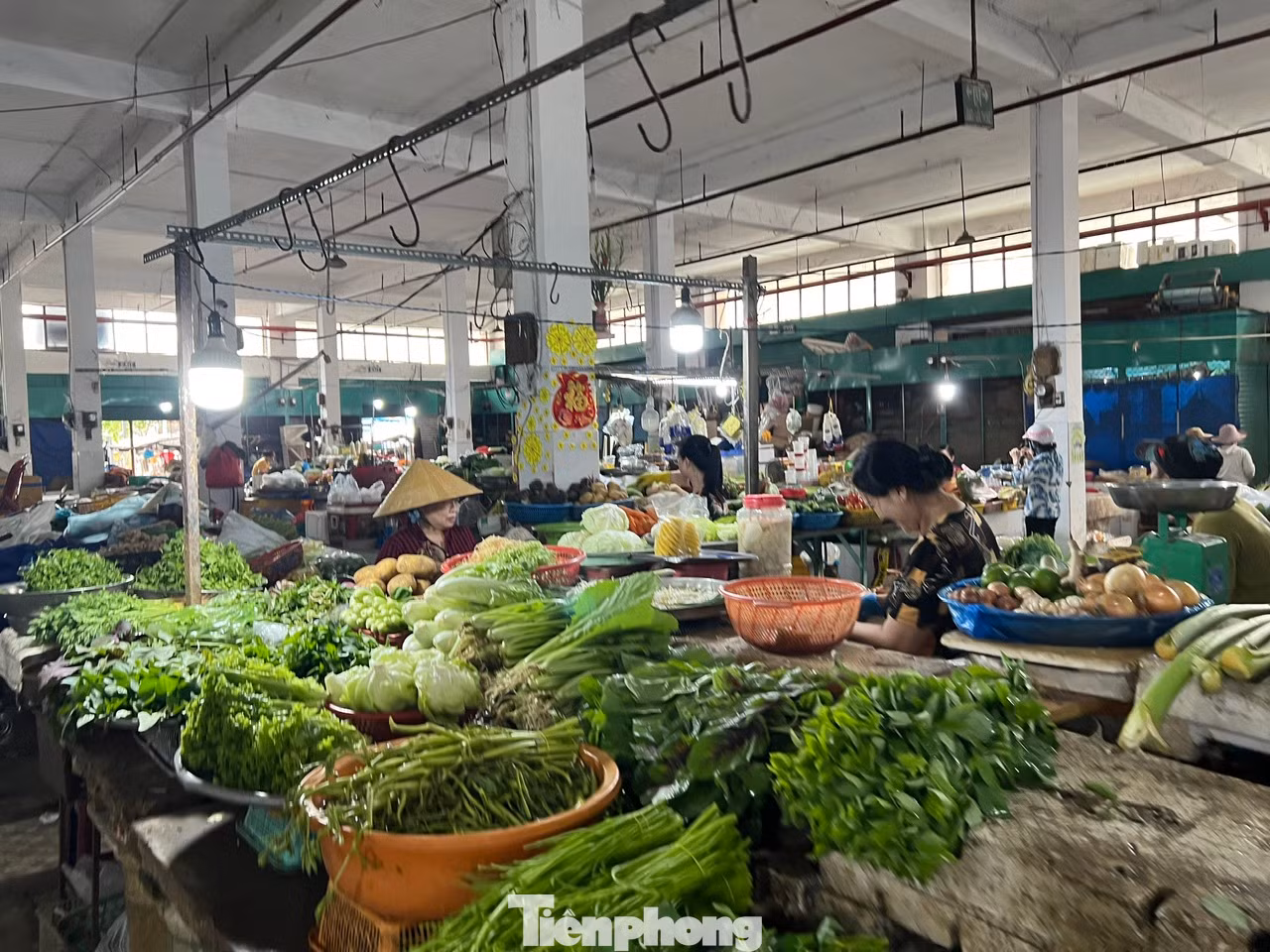 Xà lách, ớt, bầu bí... tại chợ lẻ ở TPHCM đều tăng giá từ 5.000 - 10.000 đồng/kg trong những ngày gần đây.