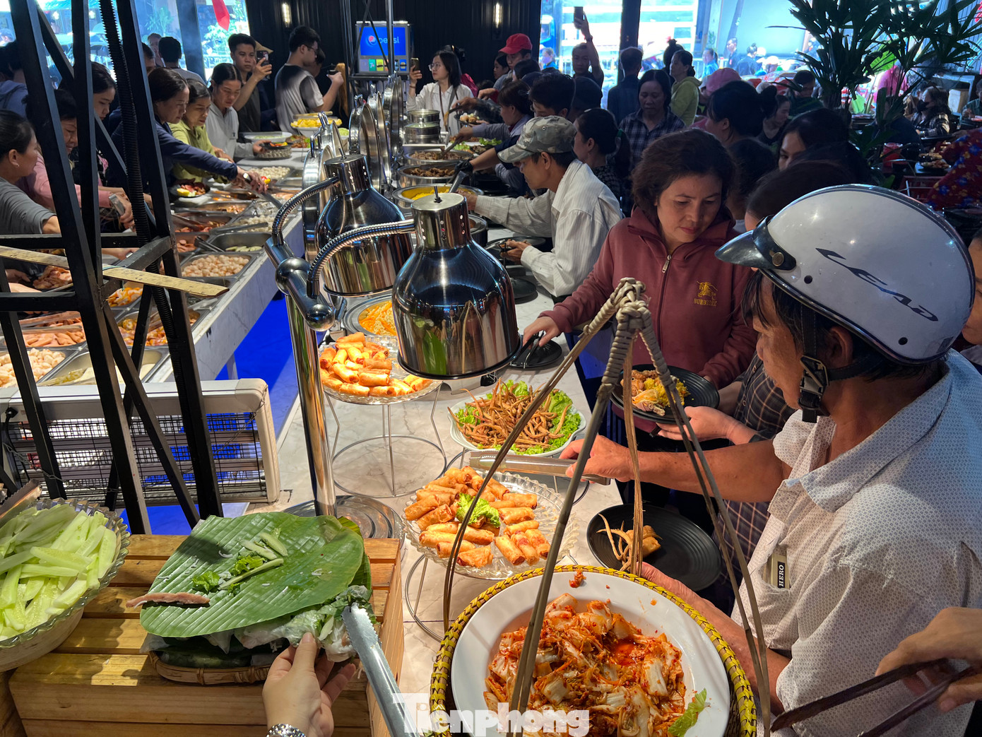 Cuối tháng 8 vừa qua, một nhà hàng buffet trên đường Tây Thạnh (quận Tân Phú, TPHCM) đã tiếp đón hơn 200 vị khách đặc biệt đến thưởng thức các món ăn chỉ với giá 1K (1.000 đồng). Những vị khách này đều là người lao động có hoàn cảnh khó khăn, người khuyết tật, người lớn tuổi, học sinh – sinh viên nghèo… Cuối tháng 8 vừa qua, một nhà hàng buffet trên đường Tây Thạnh (quận Tân Phú, TPHCM) đã tiếp đón hơn 200 vị khách đặc biệt đến thưởng thức các món ăn chỉ với giá 1K (1.000 đồng). Những vị khách này đều là người lao động có hoàn cảnh khó khăn, người khuyết tật, người lớn tuổi, học sinh – sinh viên nghèo…