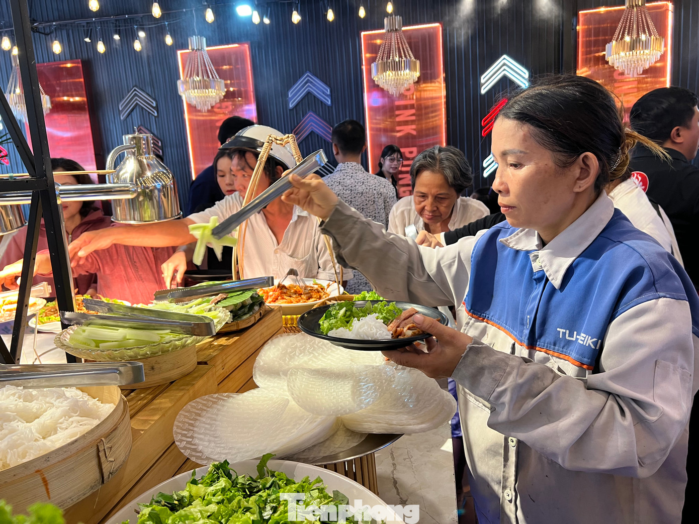 Người có ý tưởng thực hiện tiệc buffet 1K này là anh Đặng Đức Vinh (29 tuổi). Anh Vinh tâm sự, bản thân mở ra mô hình này để “trả ơn cuộc đời” vì những lúc khó khăn anh đã được nhiều người giúp đỡ. Người có ý tưởng thực hiện tiệc buffet 1K này là anh Đặng Đức Vinh (29 tuổi). Anh Vinh tâm sự, bản thân mở ra mô hình này để “trả ơn cuộc đời” vì những lúc khó khăn anh đã được nhiều người giúp đỡ.