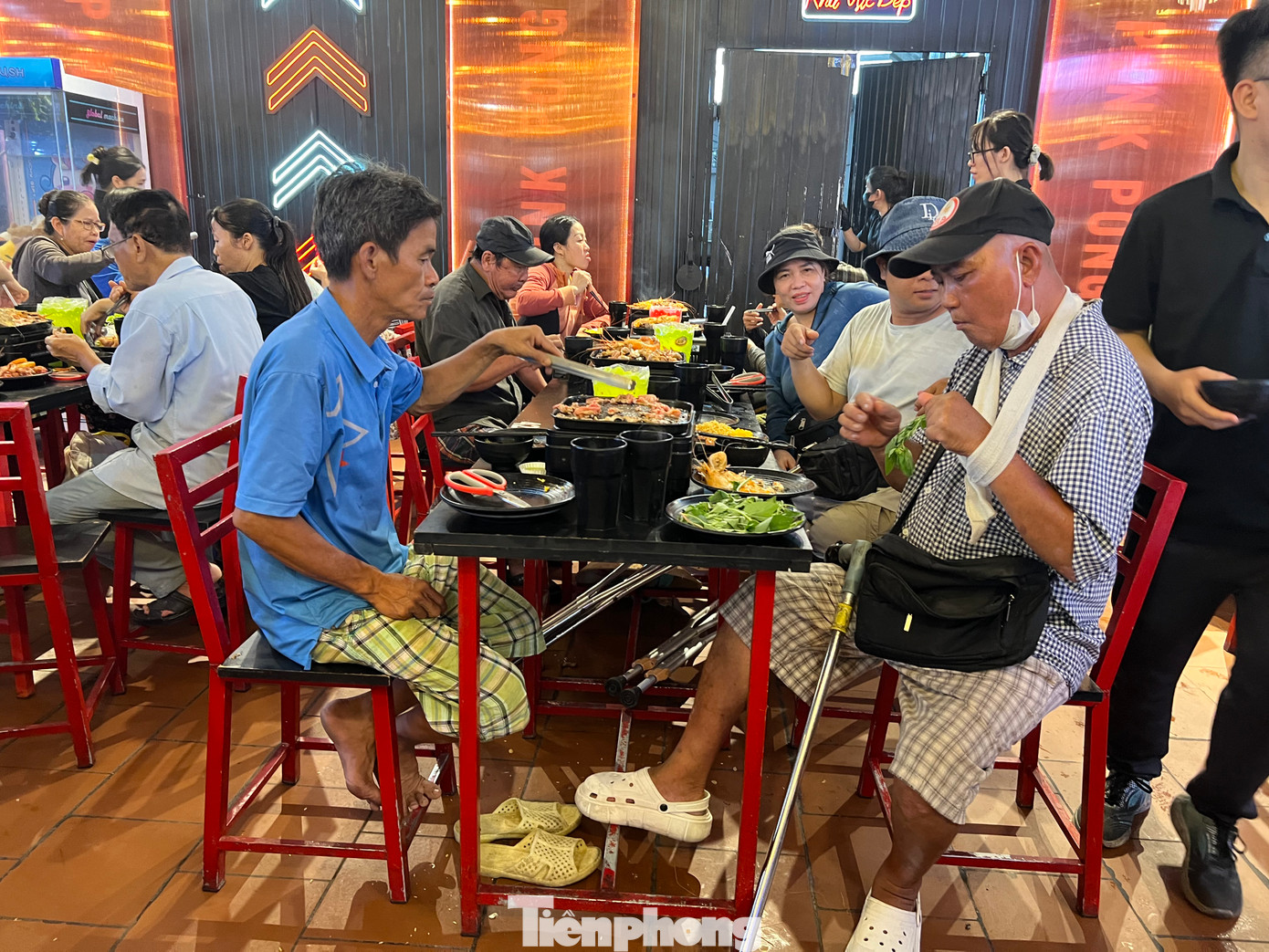 Chống chiếc nạng gỗ đến bán vé số, ông Trung bất ngờ được nhân viên mời vào ăn buffet. Ông ngỡ ngàng không tin đó là sự thật khi được nhân viên dìu vào tận chỗ ngồi. “Tôi bán vé số chỉ kiếm được vài chục ngàn đồng/ngày, làm sao dám mơ đến việc ăn nhà hàng. Vậy mà hôm nay được ăn uống thỏa thích các món ngon, nào tôm, nào thịt bò. Tôi rất xúc động”, ông Trung bộc bạch. Chống chiếc nạng gỗ đến bán vé số, ông Trung bất ngờ được nhân viên mời vào ăn buffet. Ông ngỡ ngàng không tin đó là sự thật khi được nhân viên dìu vào tận chỗ ngồi. “Tôi bán vé số chỉ kiếm được vài chục ngàn đồng/ngày, làm sao dám mơ đến việc ăn nhà hàng. Vậy mà hôm nay được ăn uống thỏa thích các món ngon, nào tôm, nào thịt bò. Tôi rất xúc động”, ông Trung bộc bạch.