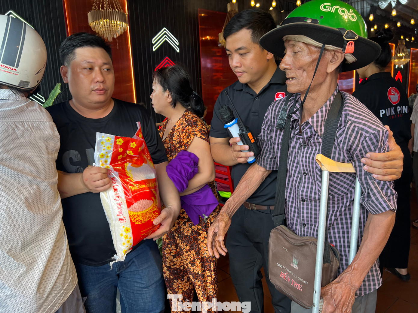 Sau khi thưởng thức tiệc buffet, anh chủ quán còn gửi tặng gạo, những phần bánh cuốn, cơm hộp... cho người già, người khuyết tật... Sau khi thưởng thức tiệc buffet, anh chủ quán còn gửi tặng gạo, những phần bánh cuốn, cơm hộp... cho người già, người khuyết tật...