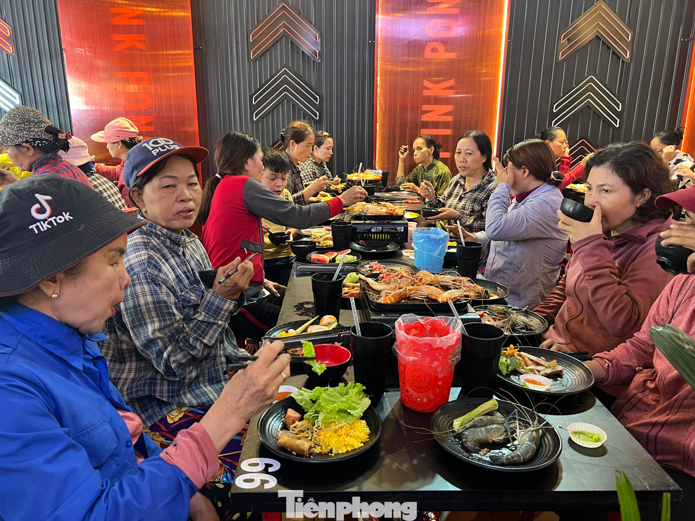 Mô hình buffet 1K được anh Vinh triển khai 7 lần trong năm 2023 sau đó tạm ngưng đến tháng 8/2024 thì thực hiện trở lại. Chàng trai 9X mong muốn sẽ tiếp tục duy trì mỗi tháng một lần, luân phiên nhiều điểm khác nhau để có thêm nhiều người có hoàn cảnh khó khăn có cơ hội được thưởng thức những món ăn ngon. Mô hình buffet 1K được anh Vinh triển khai 7 lần trong năm 2023 sau đó tạm ngưng đến tháng 8/2024 thì thực hiện trở lại. Chàng trai 9X mong muốn sẽ tiếp tục duy trì mỗi tháng một lần, luân phiên nhiều điểm khác nhau để có thêm nhiều người có hoàn cảnh khó khăn có cơ hội được thưởng thức những món ăn ngon.