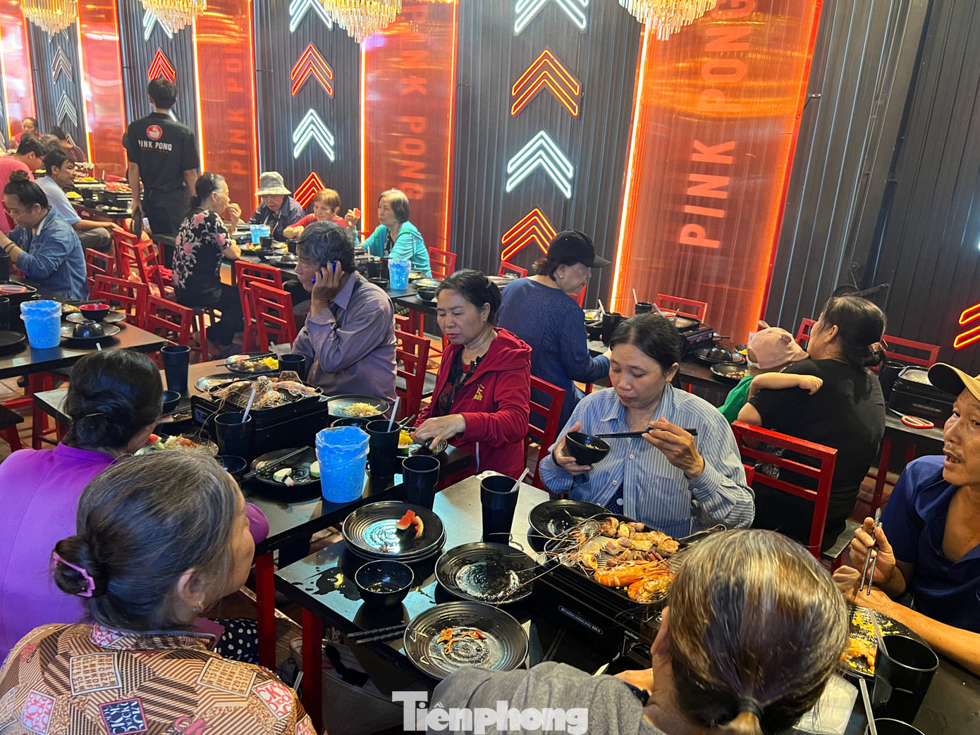 Đến gần trưa, lượng khách tới quán mỗi lúc một đông nhưng mọi người đều trật tự, chỉ lấy vừa đủ ăn, không để lại thức ăn thừa. Đến gần trưa, lượng khách tới quán mỗi lúc một đông nhưng mọi người đều trật tự, chỉ lấy vừa đủ ăn, không để lại thức ăn thừa.