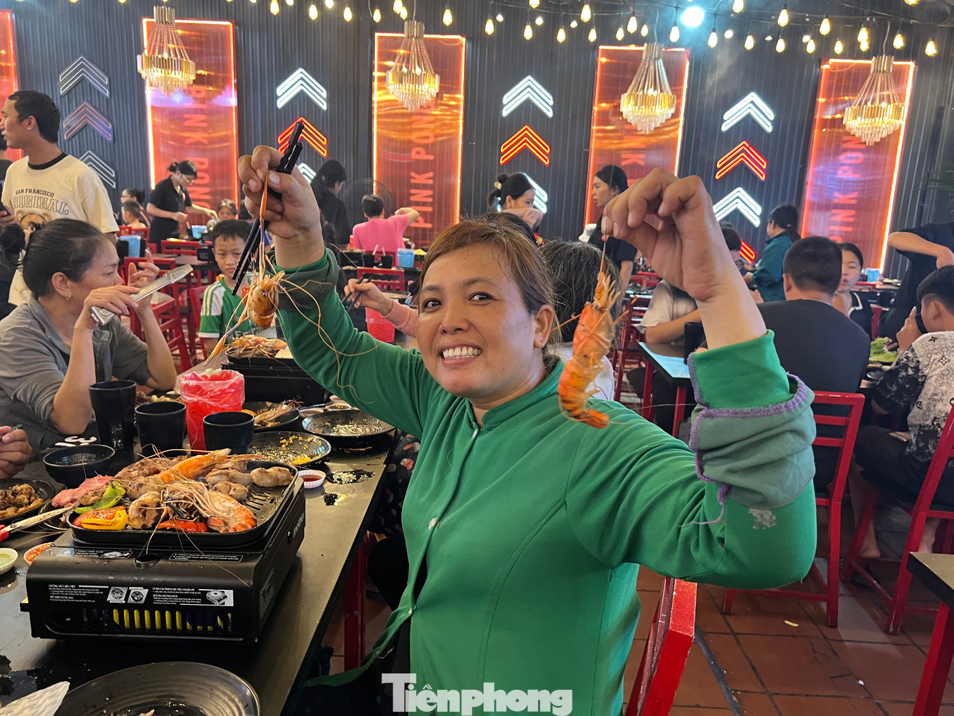 “Hôm nay chúng tôi được ăn nhiều món ngon và chỉ phải trả 1.000 đồng. Thật sự quá vui mừng. Chúng tôi cảm ơn anh chủ quán rất nhiều! Tôi mong sẽ có thêm nhiều mô hình buffet 1K thế này để có thêm những người khó khăn được một lần vào nhà hàng thưởng thức các món ăn ngon”, chị Giáng tâm sự. “Hôm nay chúng tôi được ăn nhiều món ngon và chỉ phải trả 1.000 đồng. Thật sự quá vui mừng. Chúng tôi cảm ơn anh chủ quán rất nhiều! Tôi mong sẽ có thêm nhiều mô hình buffet 1K thế này để có thêm những người khó khăn được một lần vào nhà hàng thưởng thức các món ăn ngon”, chị Giáng tâm sự.