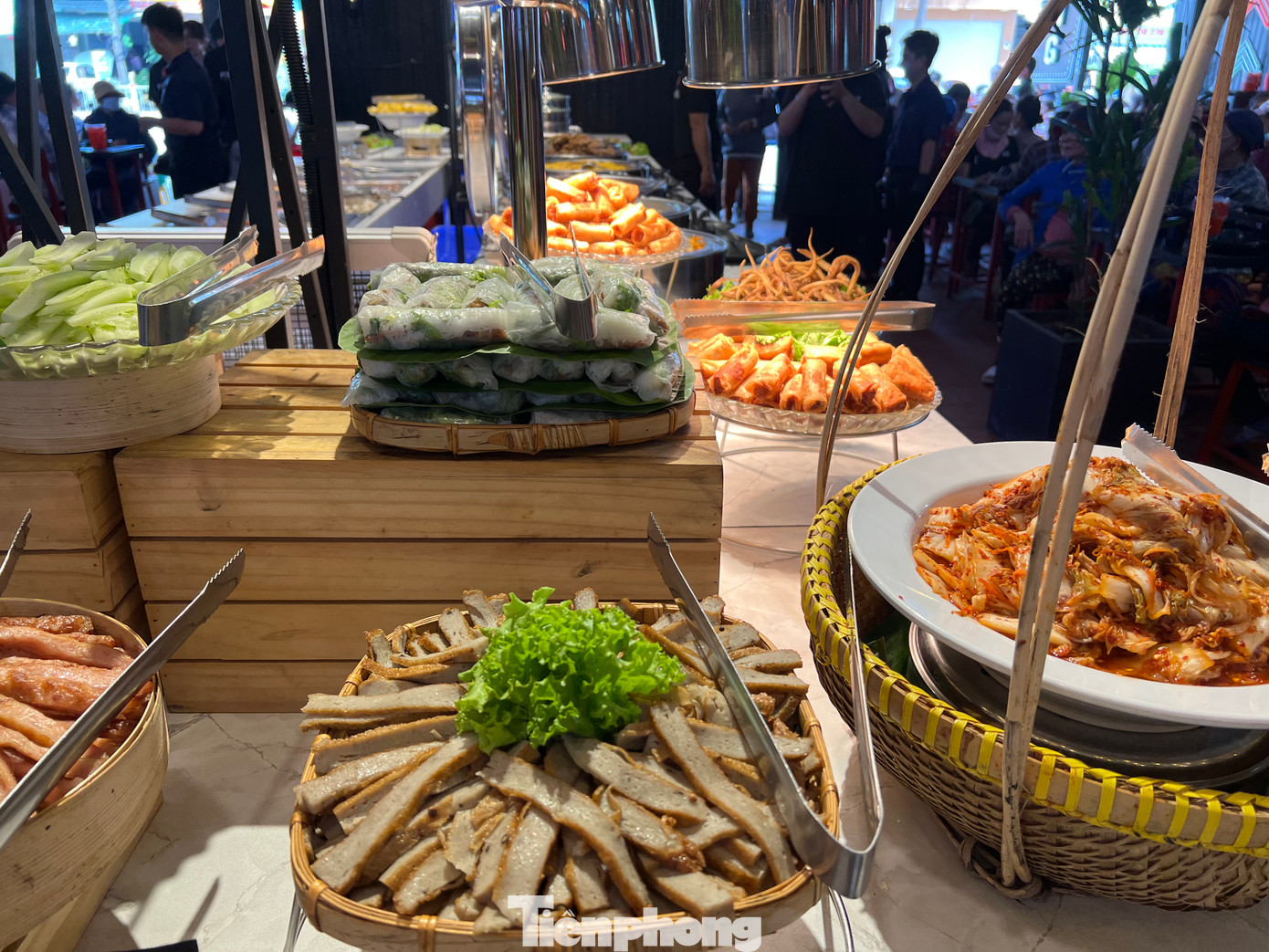 Các thực phẩm chế biến sẵn như cơm chiên, gỏi cuốn, chả giò... được nhân viên "châm" thêm liên tục để phục vụ các thượng đế. Các thực phẩm chế biến sẵn như cơm chiên, gỏi cuốn, chả giò... được nhân viên "châm" thêm liên tục để phục vụ các thượng đế.