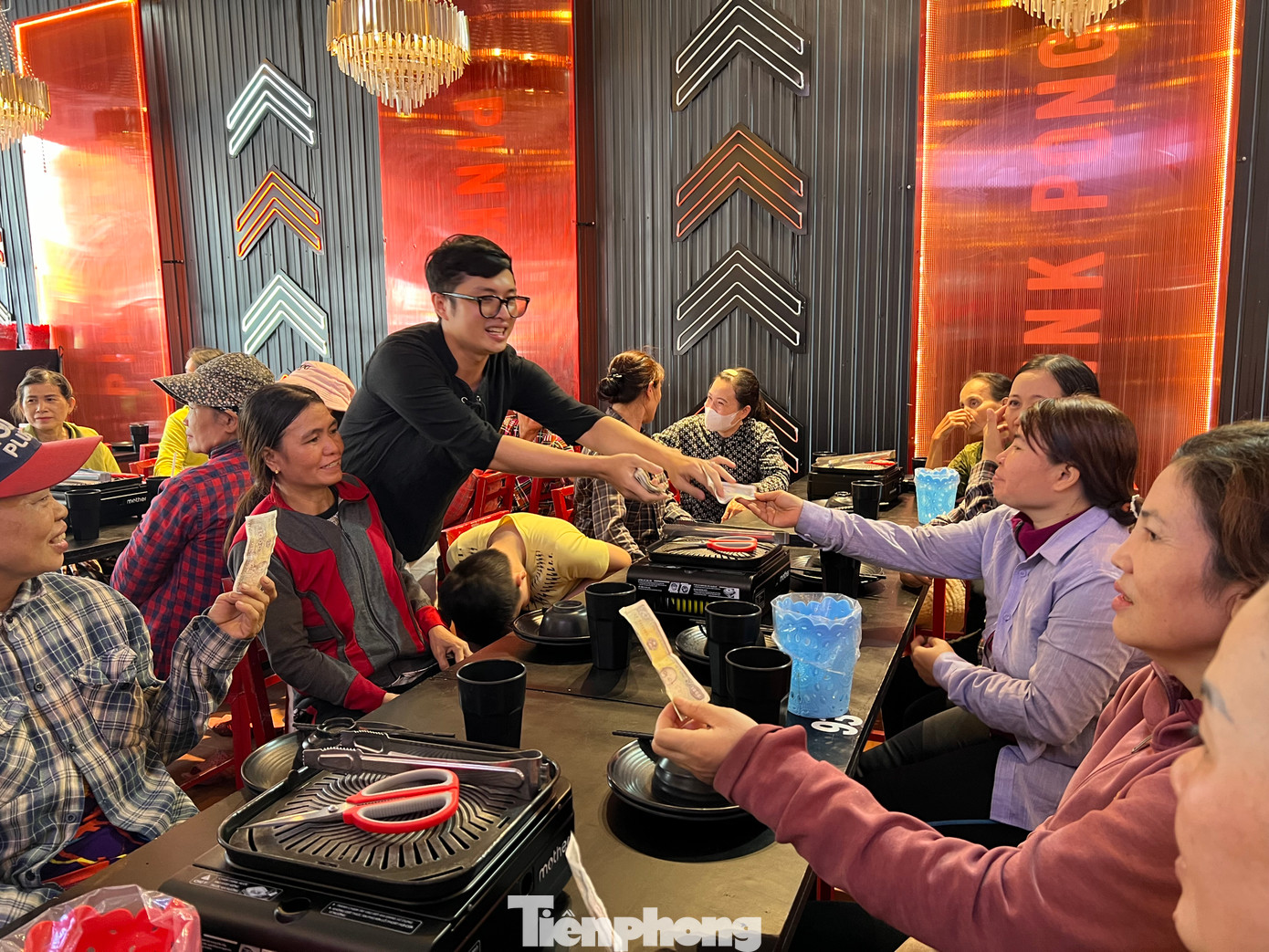 Lý giải việc bán buffet 1K cho người có hoàn cảnh khó khăn, anh Vinh (áo đen) trải lòng: “Khi phục vụ những người khó khăn, tôi không muốn họ có cảm giác “cho không”. Chúng tôi phục vụ họ trên tinh thần bán dịch vụ bằng cách thu tiền. Và mức giá thu ở đây là 1.000 đồng. Tôi muốn tất cả mọi người đến đây ăn đều là khách hàng, mà khách hàng phải là thượng đế”. Lý giải việc bán buffet 1K cho người có hoàn cảnh khó khăn, anh Vinh (áo đen) trải lòng: “Khi phục vụ những người khó khăn, tôi không muốn họ có cảm giác “cho không”. Chúng tôi phục vụ họ trên tinh thần bán dịch vụ bằng cách thu tiền. Và mức giá thu ở đây là 1.000 đồng. Tôi muốn tất cả mọi người đến đây ăn đều là khách hàng, mà khách hàng phải là thượng đế”.