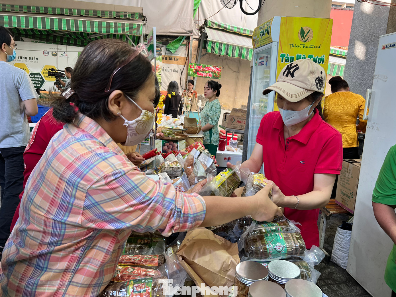 Khách mua bánh tét về ăn Tết. Khách mua bánh tét về ăn Tết.