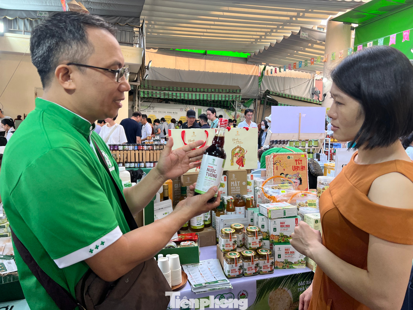 Nước tương từ mật hoa dừa - một sản phẩm mới phục vụ thị trường Tết. Nước tương từ mật hoa dừa - một sản phẩm mới phục vụ thị trường Tết.