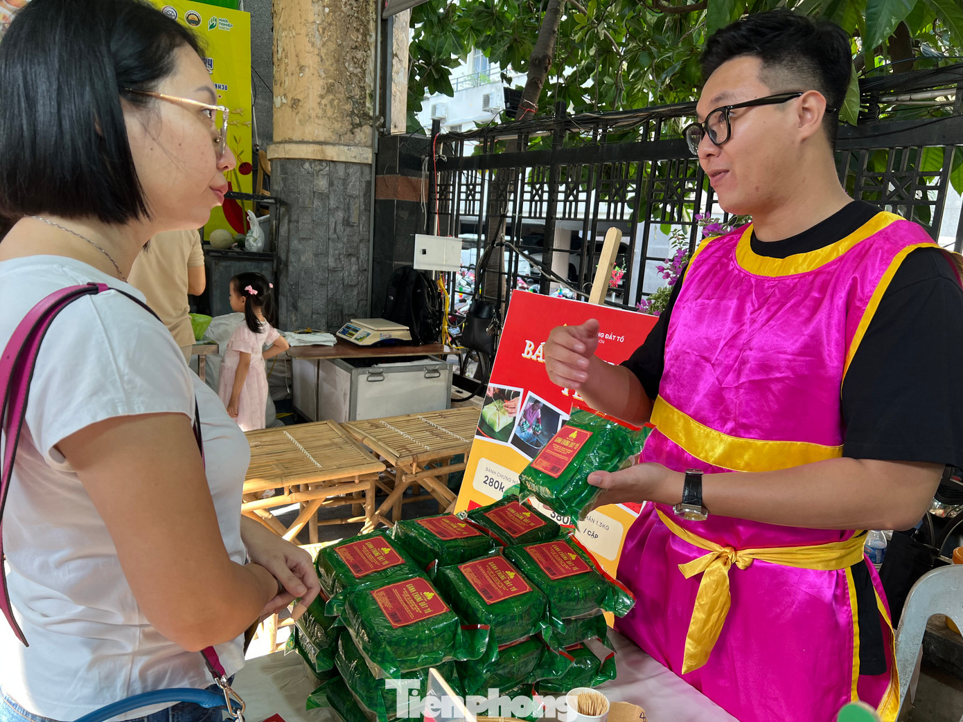 Bánh chưng Đất Tổ của Phú Thọ thu hút sự quan tâm của khách hàng. Bánh chưng Đất Tổ của Phú Thọ thu hút sự quan tâm của khách hàng.