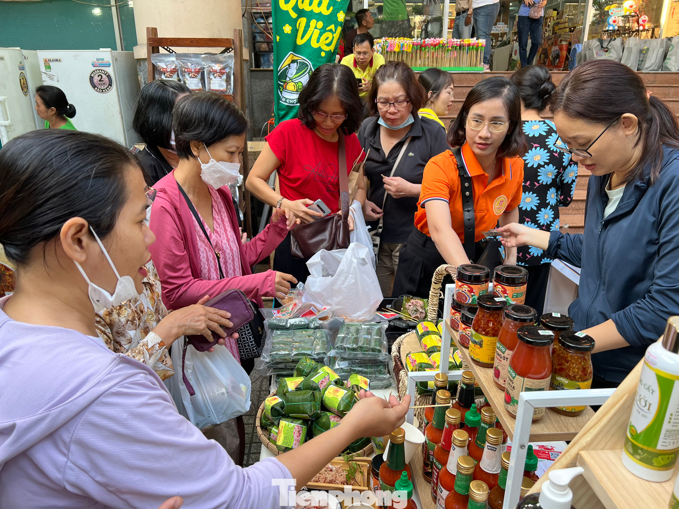 Nem Thanh Hóa ăn kèm với lá sung, lá đinh lăng thu hút khách mua rất đông. Nem Thanh Hóa ăn kèm với lá sung, lá đinh lăng thu hút khách mua rất đông.