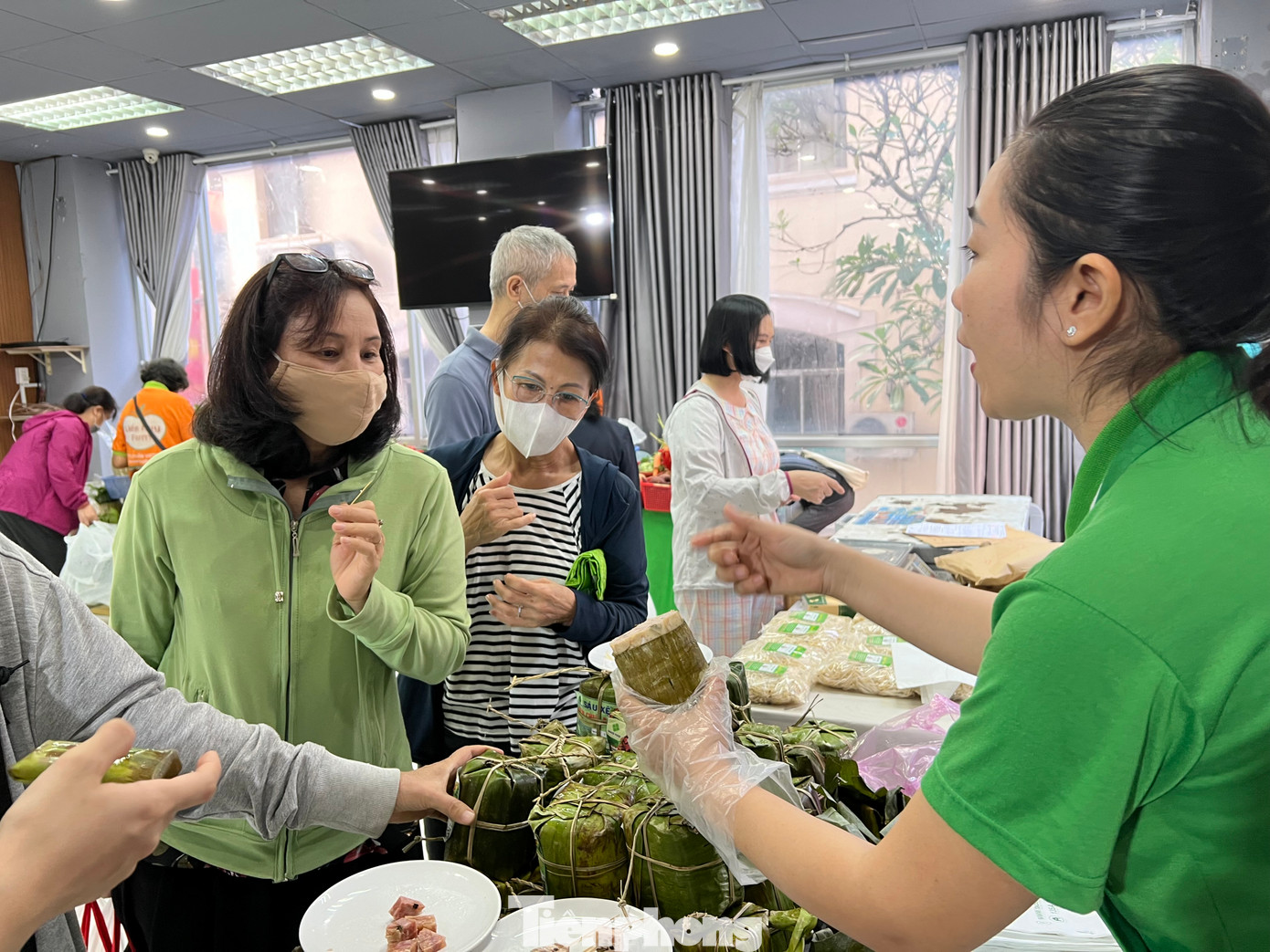 Nem chua Sáu Xệ (Vĩnh Long) mỗi ngày đem đến phiên chợ 250 kg nem chả các loại và đang "cháy" hàng. Nem chua Sáu Xệ (Vĩnh Long) mỗi ngày đem đến phiên chợ 250 kg nem chả các loại và đang "cháy" hàng.