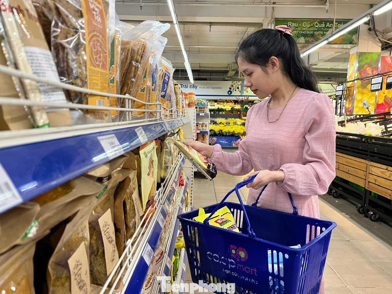 Người dân chọn mua hàng hóa tại siêu thị. Người dân chọn mua hàng hóa tại siêu thị.