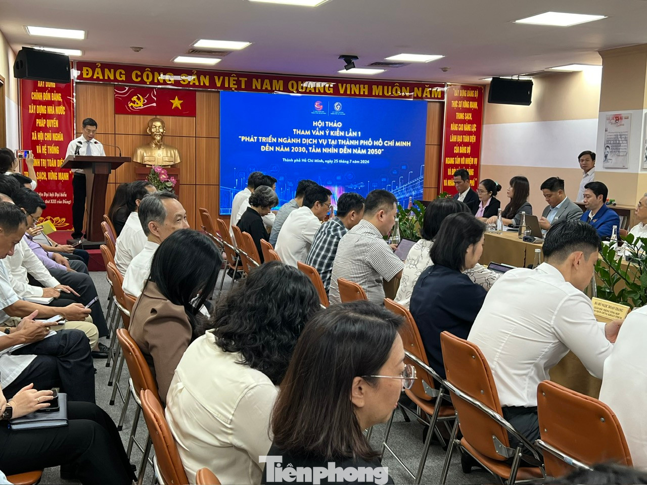 Đại biểu đóng góp ý kiến để phát triển ngành dịch vụ tại TPHCM. Đại biểu đóng góp ý kiến để phát triển ngành dịch vụ tại TPHCM.