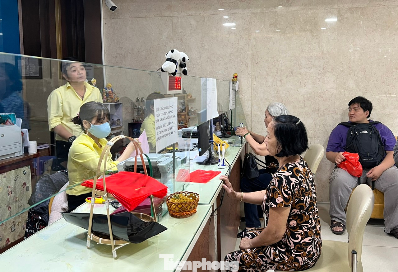 Sáng 12/11, tại Công ty SJC ở quận 3, TPHCM, khách hàng thoải mái đến mua sắm vàng. "Không phải chen chúc, chờ đợi. Đặc biệt mua vàng miếng lẫn vàng nhẫn không giới hạn số lượng, mua bao nhiêu cũng có nên chúng tôi rất vui. Hôm nay tôi mang theo tiền mua 4 lượng vàng SJC về để dành" - anh Bình (ngụ quận Phú Nhuận) cho biết.