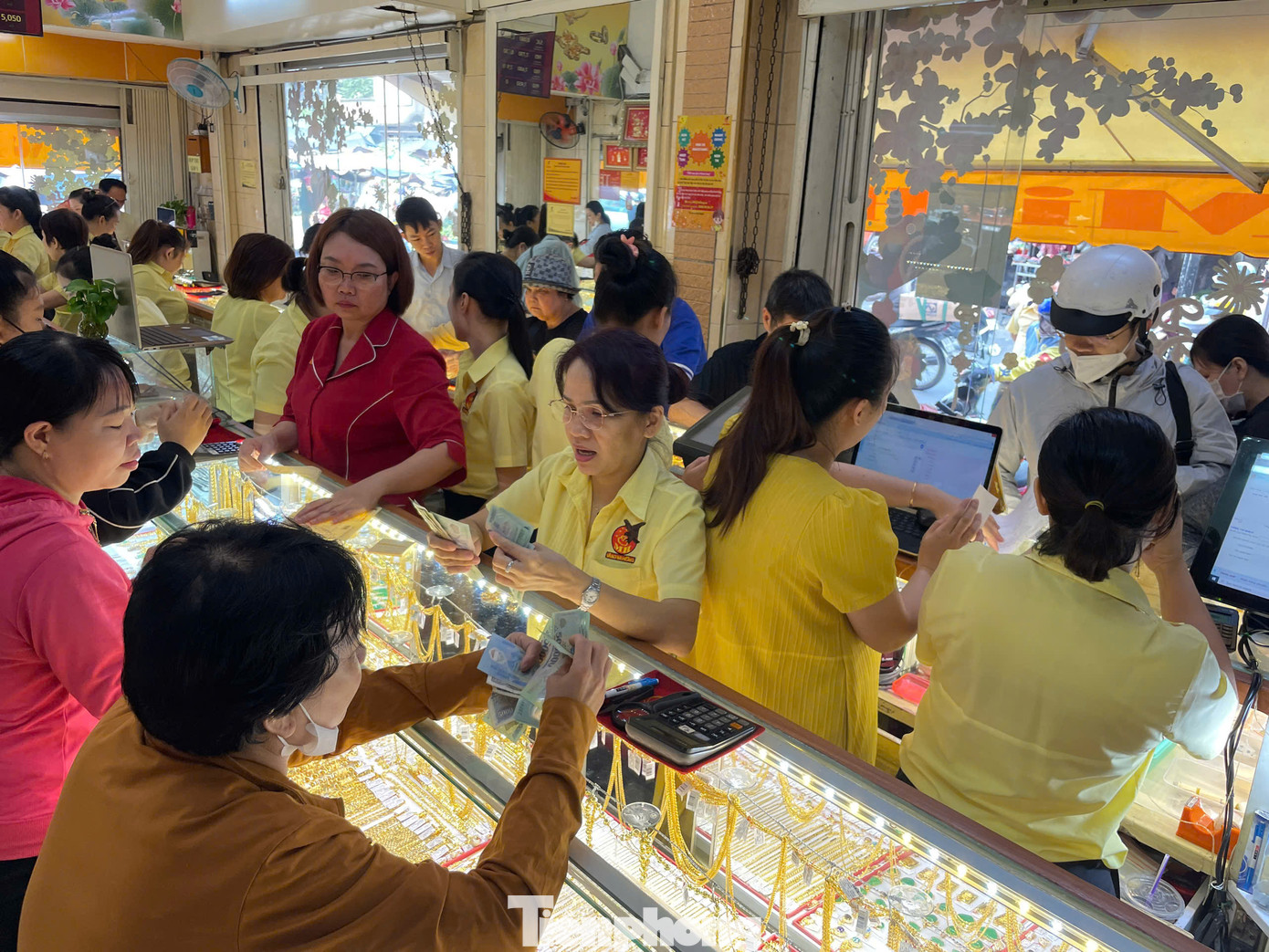 Tại tiệm vàng Mi Hồng (quận Bình Thạnh), hôm qua còn hạn chế số lượng vàng nhẫn, vàng miếng bán ra, có thời điểm nơi này không còn hàng thì trong sáng 12/11 cũng đầy quầy kệ, khách mua bao nhiêu tùy ý.