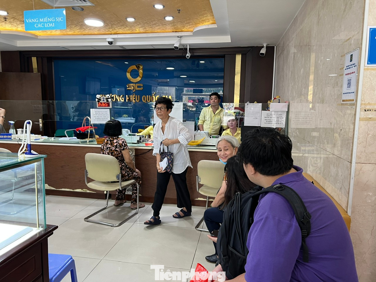 Theo ghi nhận của PV Tiền Phong, khách đến mua vàng SJC thời điểm này đa phần là người lớn tuổi và mua vàng với mục đích để dành. Số lượng vàng mỗi khách mua khá lớn, nhiều người mua từ 1-2 lượng trở lên.
