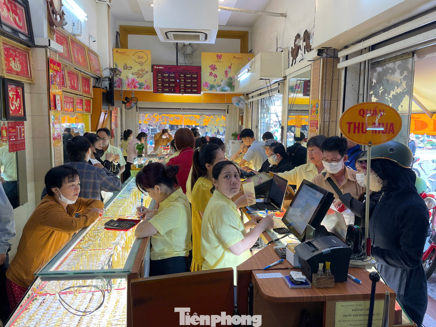 Mi Hồng niêm yết giá vàng miếng SJC 80,8 - 84 triệu đồng/lượng (mua vào - bán ra). Giá vàng nhẫn 80,5 triệu đồng/lượng mua vào và 83 triệu đồng/lượng bán ra. Nhân viên liên tục nhìn lên bảng giá điện tử để giao dịch với khách.