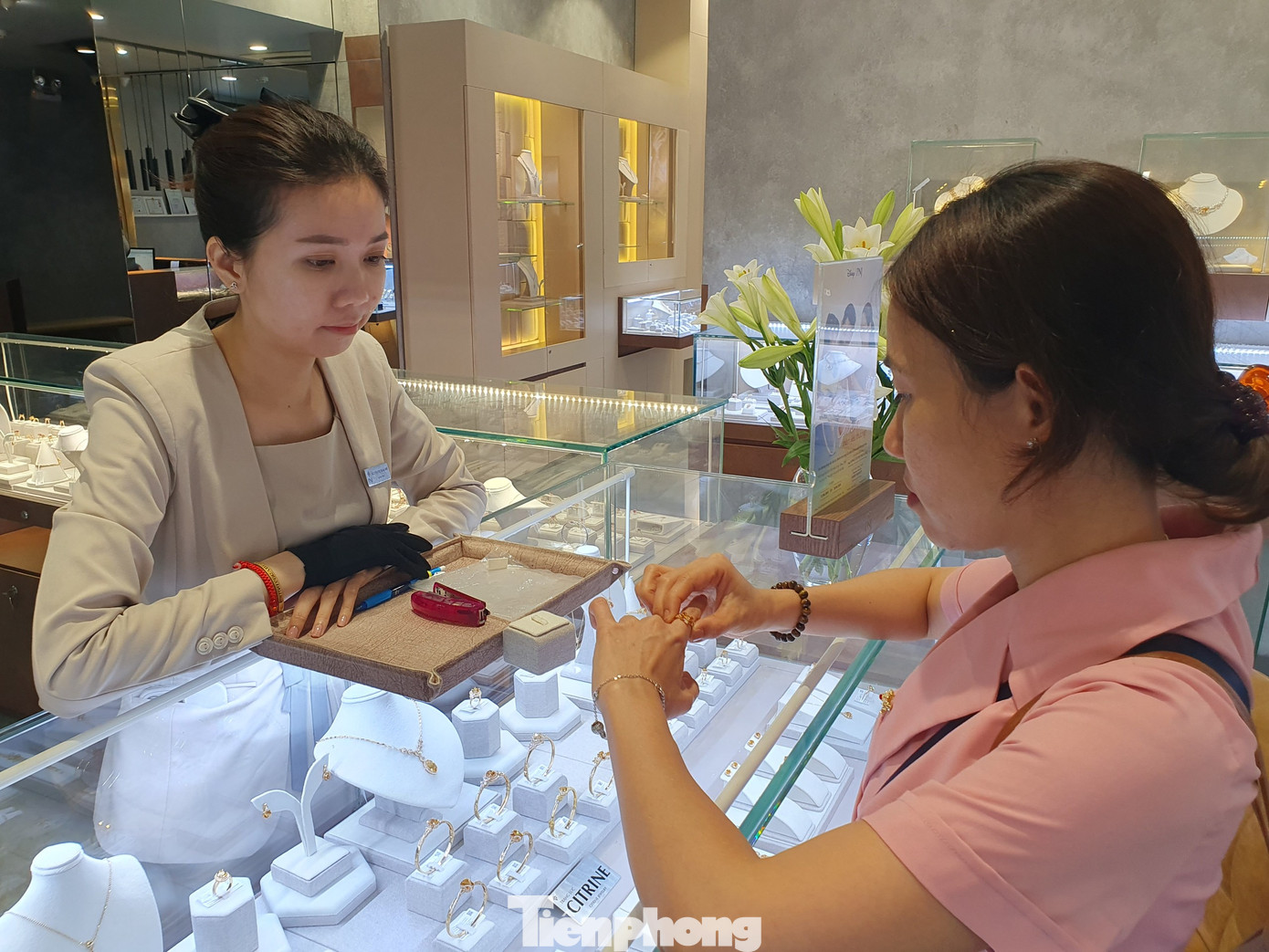 Trong khi đó, tiệm vàng PNJ trên đường Điện Biên Phủ (quận 3) lại hầu như vắng khách. Khi chúng tôi ngỏ ý mua vàng nhẫn tròn, vàng miếng, nhân viên cho biết đã hết hàng nhiều ngày nay, tỏ ra lo lắng không biết dịp Thần tài sắp tới có vàng phục vụ khách hay không. Đa số khách đến PNJ chủ yếu mua trang sức, vàng cưới là chính.