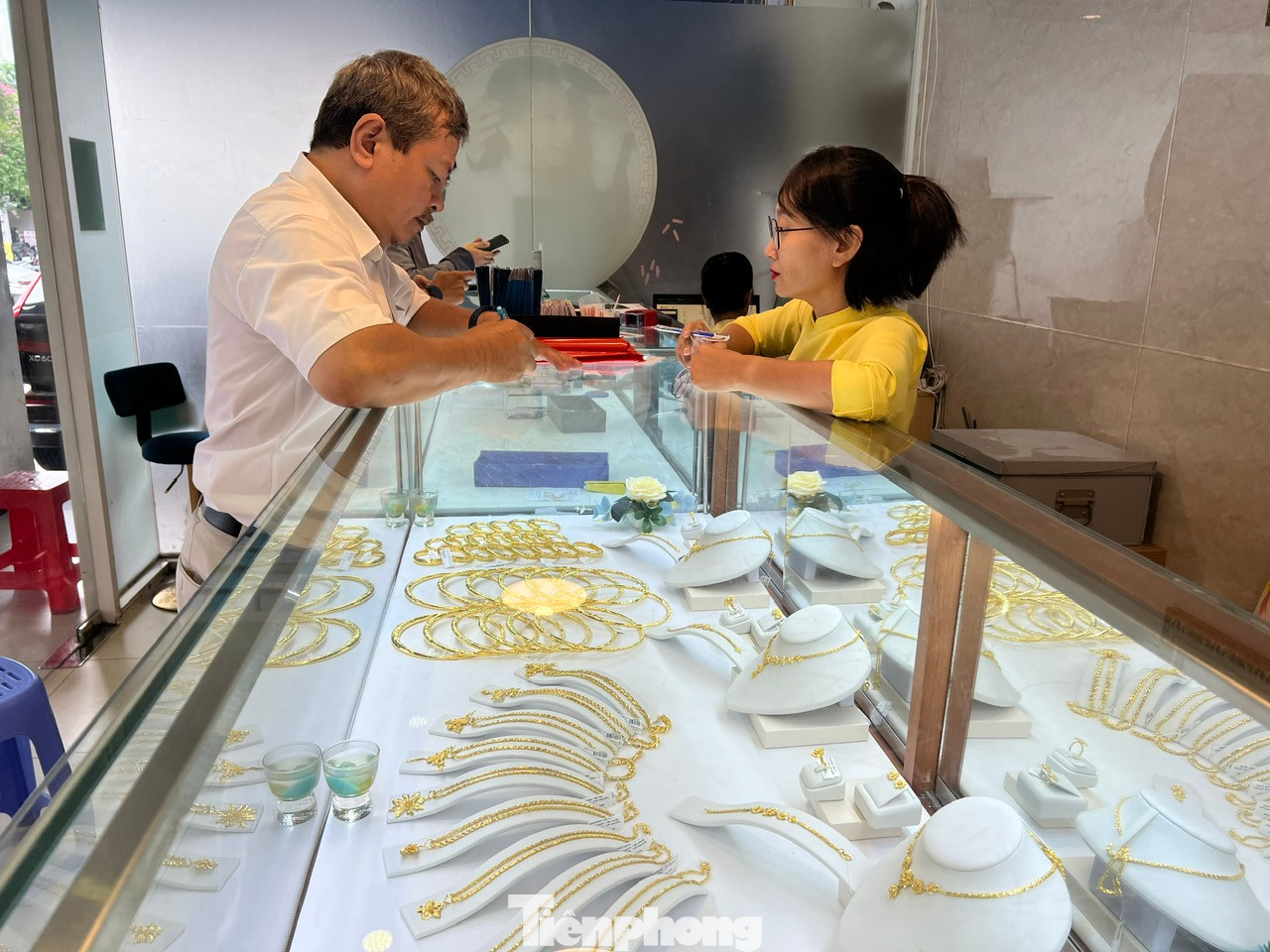 Vàng cưới, trang sức cũng được khách mua nhiều hơn.