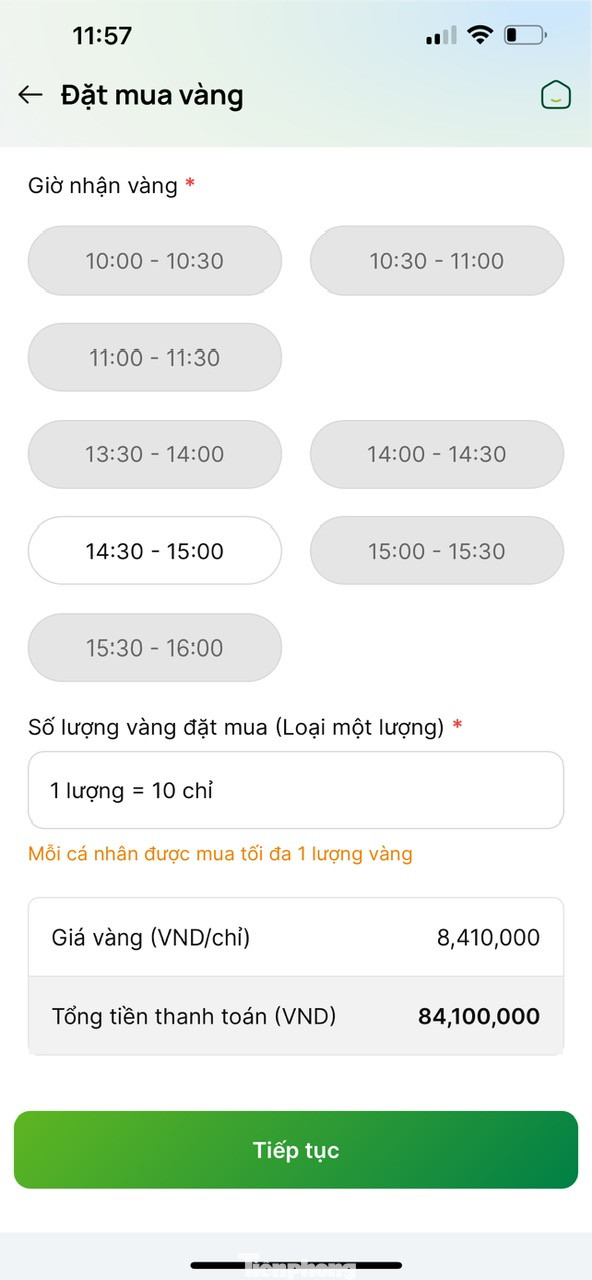 Hiện, người mua vàng trực tuyến qua ngân hàng cũng dễ dàng hơn. Lúc 12h trưa nay, khách hàng vẫn còn suất đăng ký mua vàng miếng SJC tại ngân hàng Vietcombank. Mỗi khách được mua 1 lượng và nhận vàng sau 2 ngày đăng ký thành công.