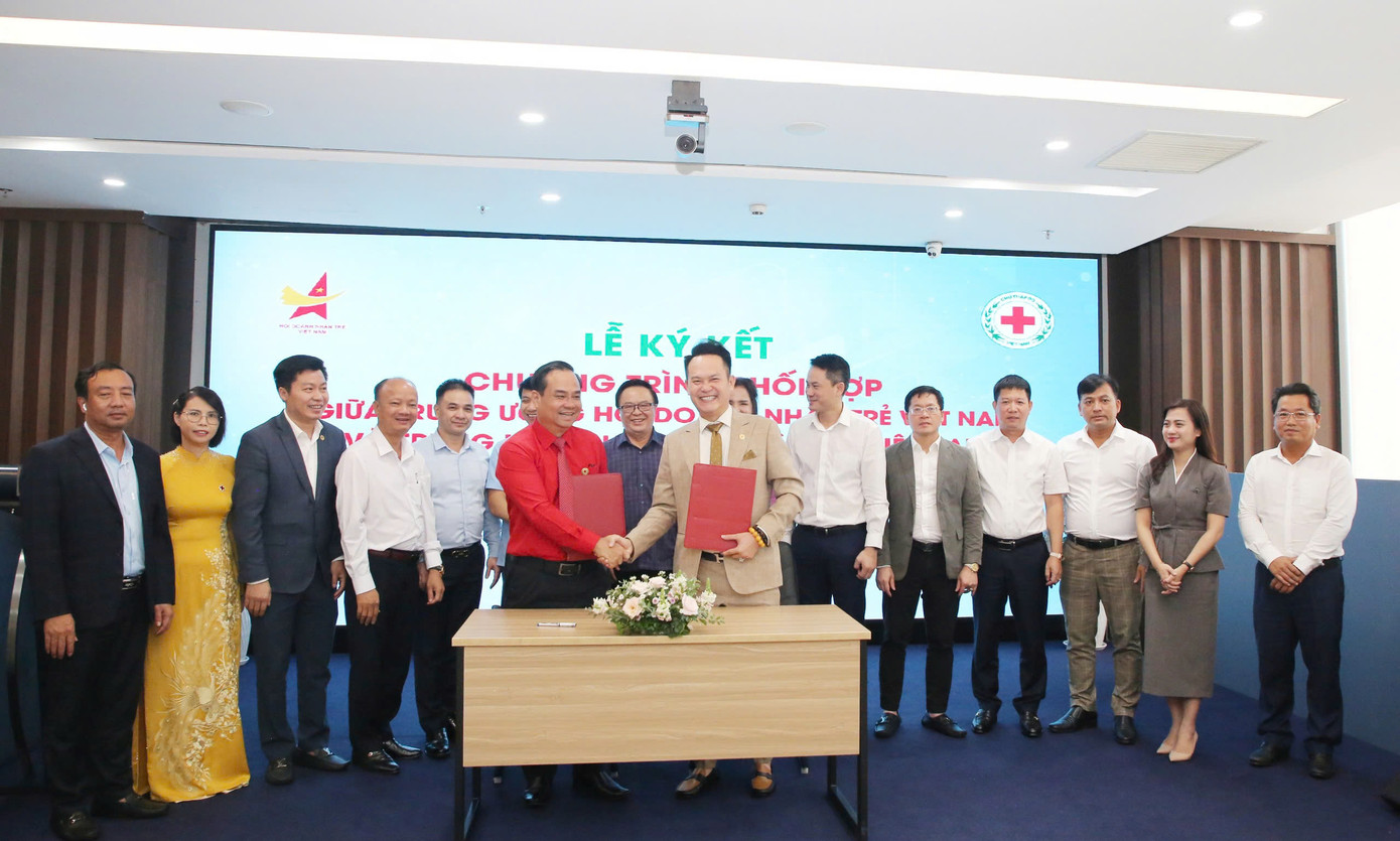 Lễ ký kết Chương trình phối hợp trong công tác nhân đạo giai đoạn 2024 – 2025 giữa Hội Doanh nhân trẻ Việt Nam và Hội Chữ thập đỏ Việt Nam Lễ ký kết Chương trình phối hợp trong công tác nhân đạo giai đoạn 2024 – 2025 giữa Hội Doanh nhân trẻ Việt Nam và Hội Chữ thập đỏ Việt Nam