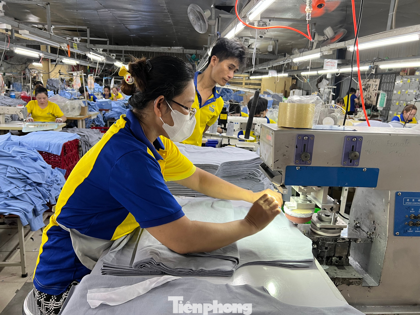 Nhờ sự dí dỏm, dễ thương với công việc thường nhật hàng ngày ở xưởng may, hai cô công nhân trẻ đã nhận được nhiều lượt yêu thích với những bình luận tích cực từ cộng đồng mạng.