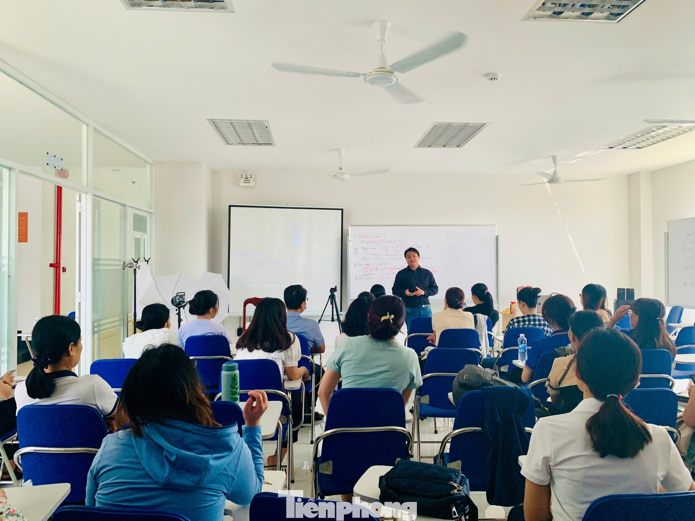 Theo ông Thổ Hoài Phong, Phó giám đốc Trung tâm Hỗ trợ thanh niên công nhân TPHCM, các lớp học hoàn toàn miễn phí. Mục đích tổ chức các lớp học nhằm giúp đoàn viên công đoàn, thanh niên công nhân, người lao động có thể làm thêm kinh tế gia đình, cải thiện cuộc sống.