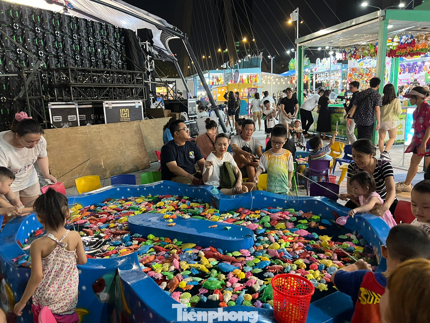 Các gia đình trẻ đưa con cái đến vui chơi, ăn uống tại điểm giải trí mới khai trương tại TP Thủ Đức