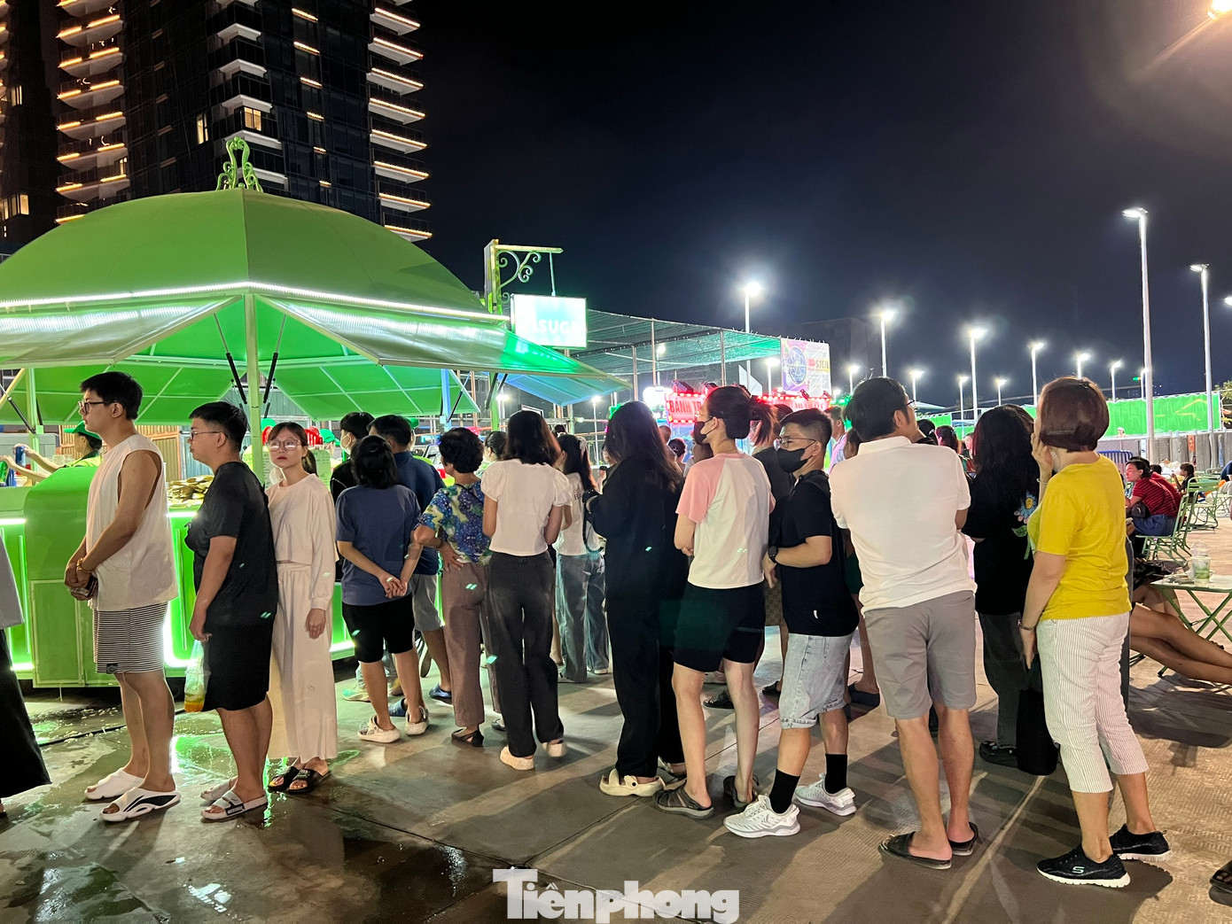 Dòng người xếp hàng dài trước các quầy hàng ẩm thực ngon và rẻ