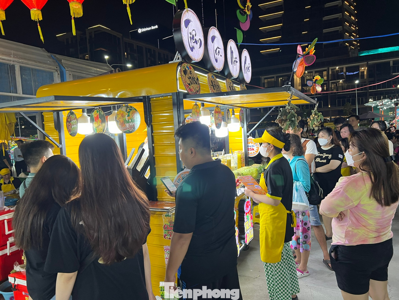 Các quầy hàng ẩm thực tấp nập khách